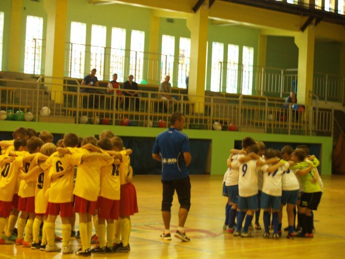 wielki-mecz-przyjacio-piki-noznej-przy-ul-zotniczej-foto-47021