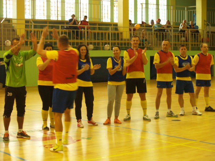 wielki-mecz-przyjacio-piki-noznej-przy-ul-zotniczej-foto-47021