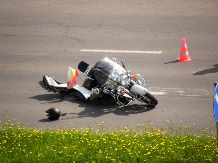 zderzenie-renaulta-z-motocyklista-foto-47071