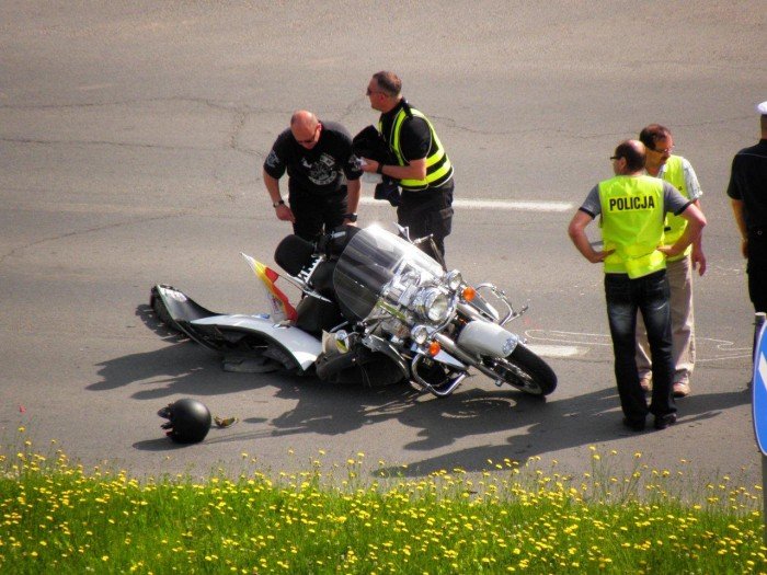zderzenie-renaulta-z-motocyklista-foto-47071