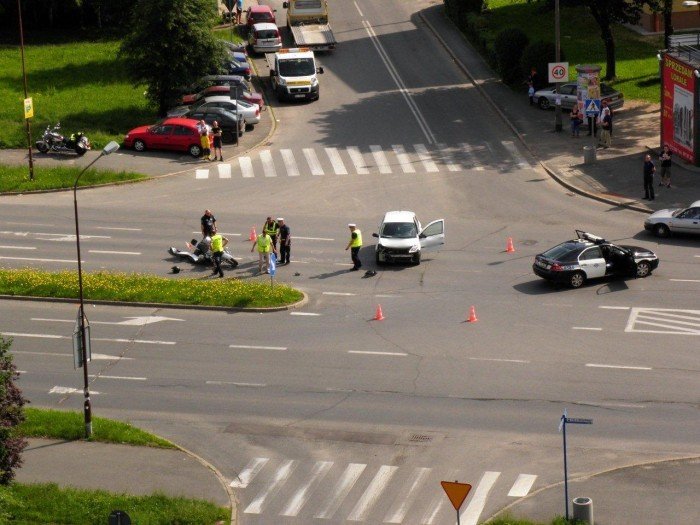 zderzenie-renaulta-z-motocyklista-foto-47071