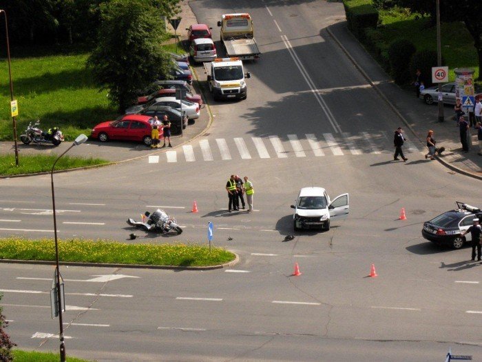 zderzenie-renaulta-z-motocyklista-foto-47071