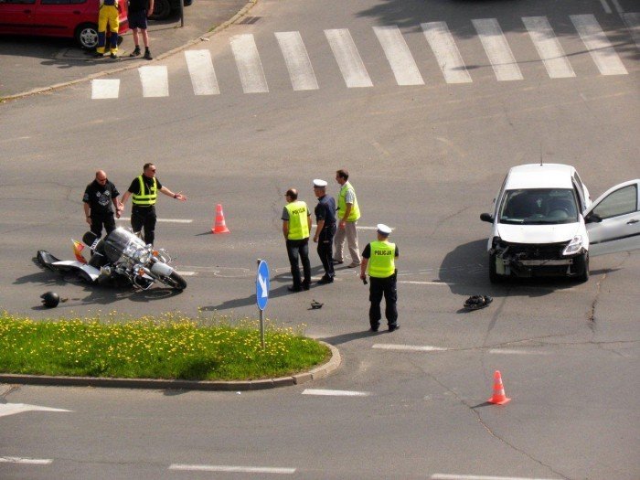 zderzenie-renaulta-z-motocyklista-foto-47071