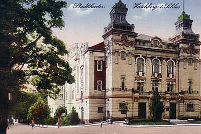 Pocztówka z 1905 roku: teatr tuż po wybudowaniu. Widać nieistniejące już budynki gospodarcze, które zapewne służyły budowniczym.