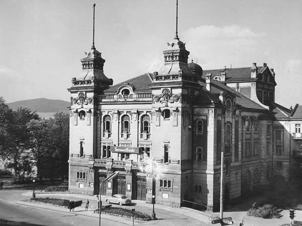 Widok z dzisiejszej Sudeckiej: widać urządzony już zieleniec i w tle teatru - kamienicę.Na jej parterze jest apteka.