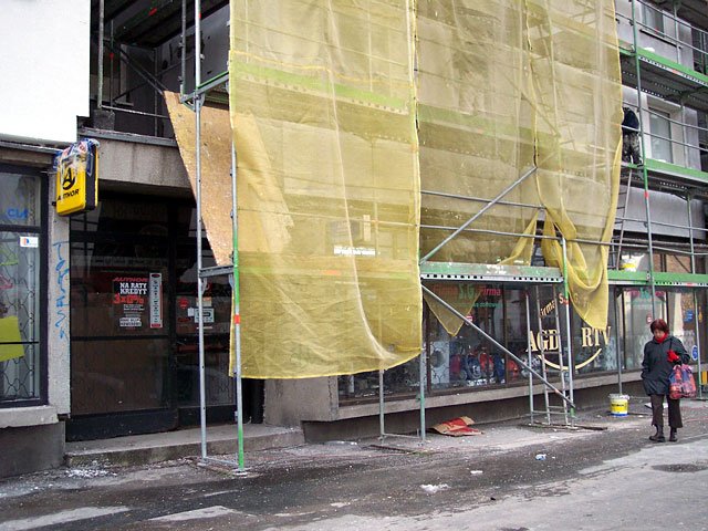 Remont elewacji na pewno poprawi estetykę niezbyt udanych architektonicznie kamienic z lat 70-tych ubiegłego wieku.