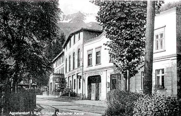 Hotel Deutscher Kaiser, a w tle – Schneegrueben (Śnieżne Kotły).