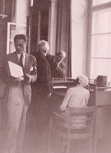 Sekretarz noblisty Kästner (z lewej), Hauptmann (tyłem), Margareta Marschalk i pracownik biblioteki.