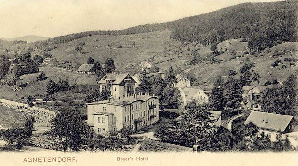 Hotel Beyera sfotografowany z innej perspektywy.