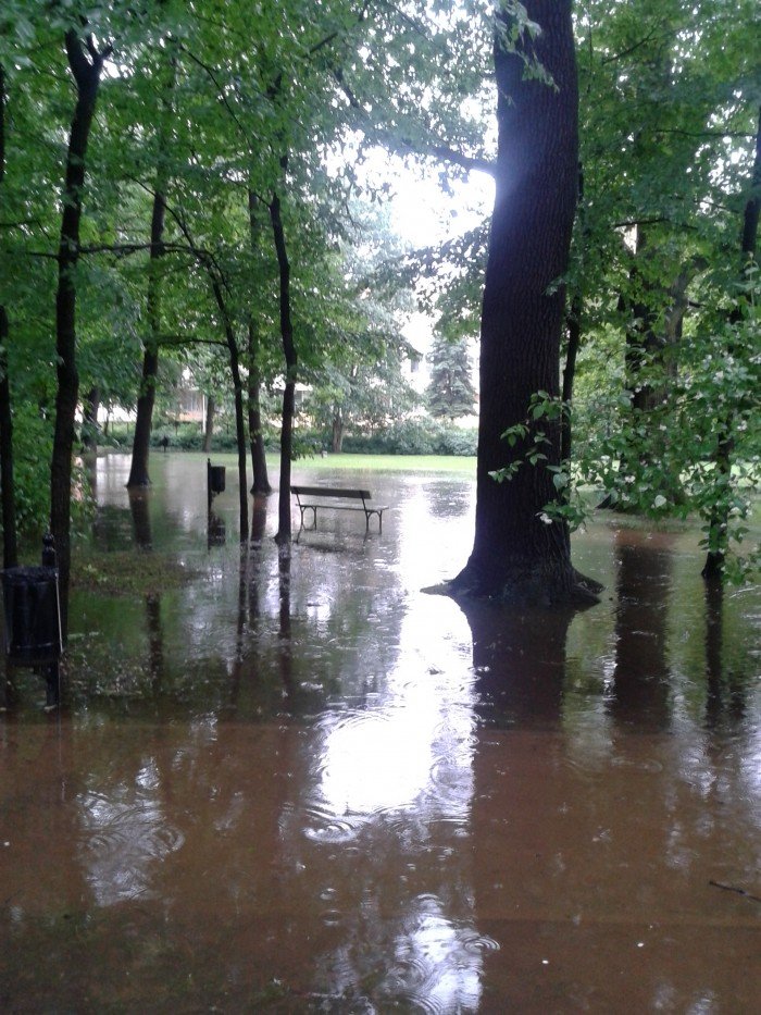 park-zdrojowy-po-deszczu-zamieni-sie-w-jezioro-foto-47262