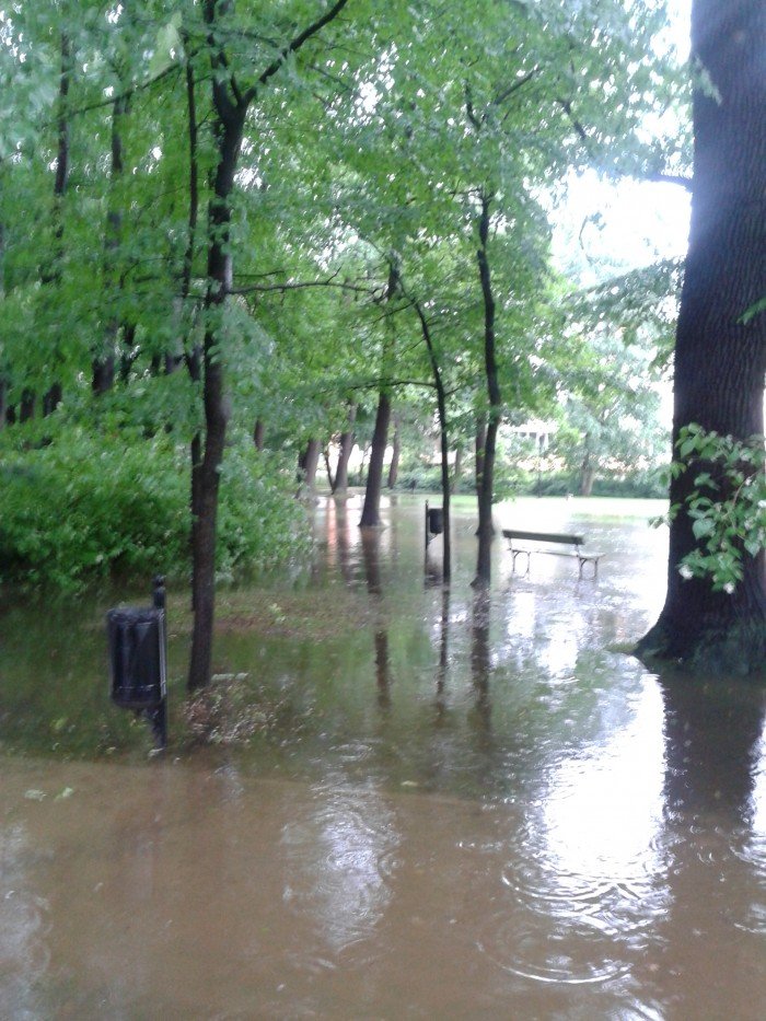 park-zdrojowy-po-deszczu-zamieni-sie-w-jezioro-foto-47262