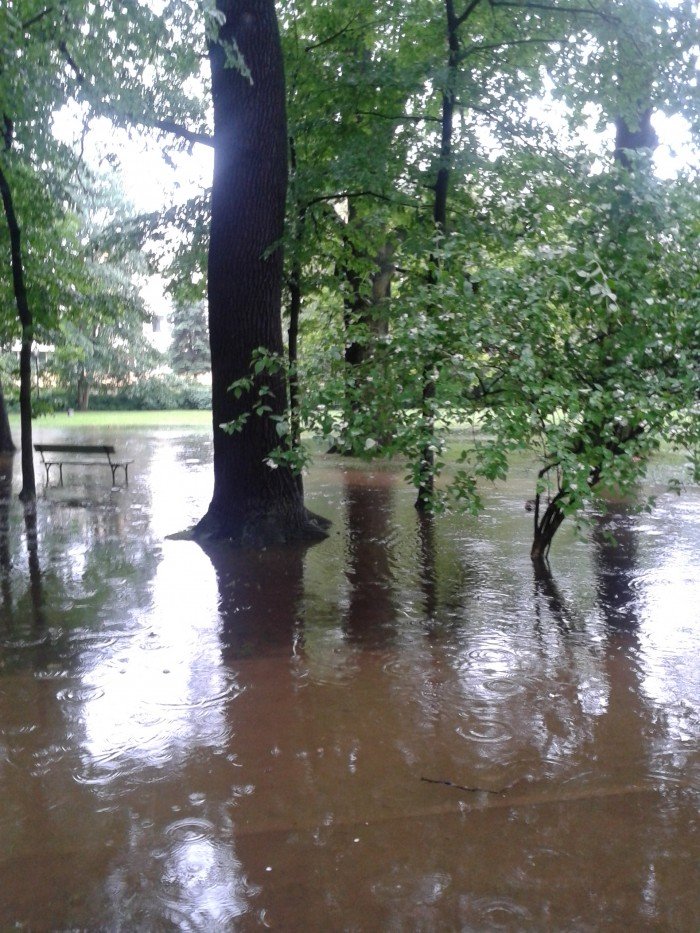 park-zdrojowy-po-deszczu-zamieni-sie-w-jezioro-foto-47262