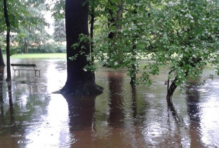 park-zdrojowy-po-deszczu-zamieni-sie-w-jezioro-foto-47262