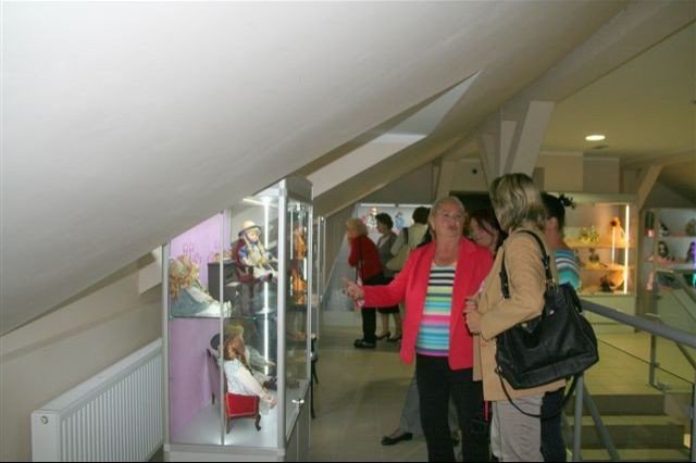 porcelanowe-lale-w-muzeum-zabawek-foto-47304