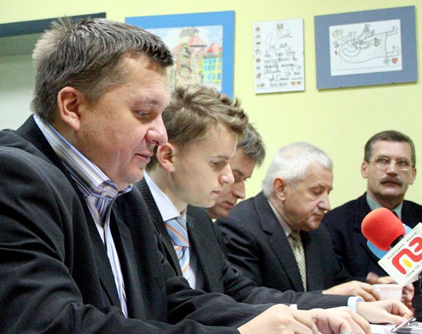 Robert Prystrom, Oliwer Kubicki, Wiesław Gierus i Bronisław Peikert podczas środowej konferencji.