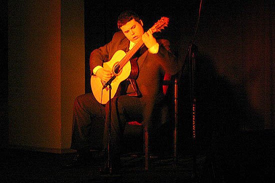 Gitarzysta na estradzie.