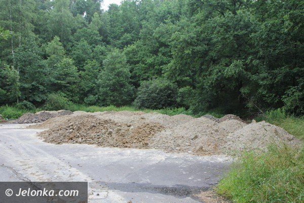 kto-wyrzuca-ziemie-i-gruz-przy-rakownicy-foto-47426