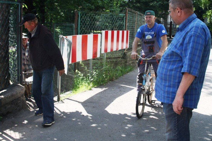 mieszkancy-zamiast-nam-pomoc-zamkneli-przejscie-foto-47453
