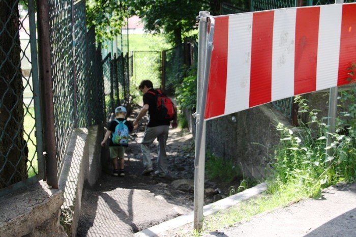 mieszkancy-zamiast-nam-pomoc-zamkneli-przejscie-foto-47453