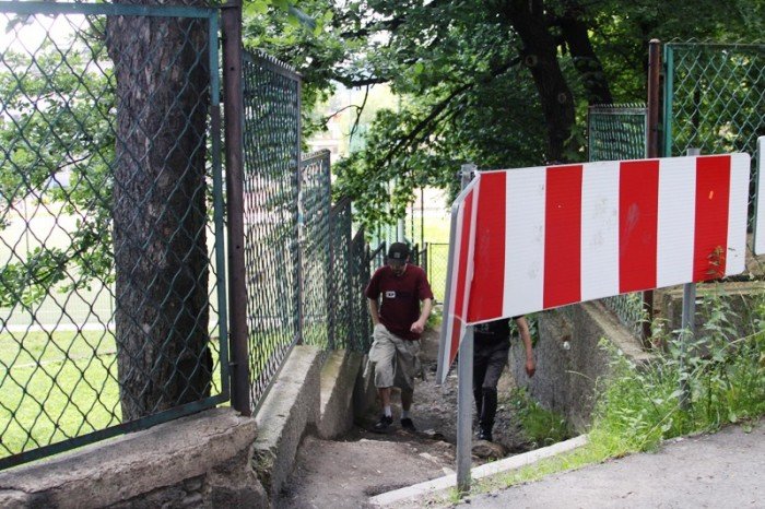 mieszkancy-zamiast-nam-pomoc-zamkneli-przejscie-foto-47453