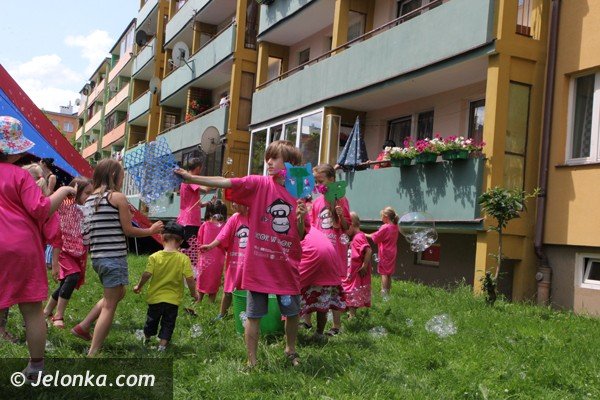 skok-w-blok-robi-furore-wsrod-dzieci-foto-47455