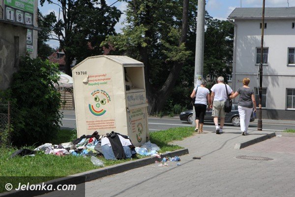 kontener-na-odziez-cay-w-ubraniach-i-odpadkach-foto-47474