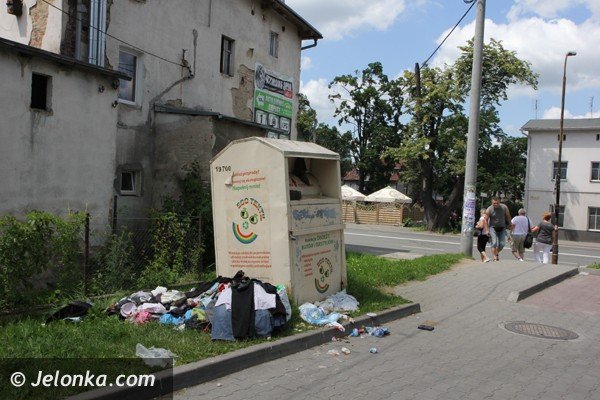 kontener-na-odziez-cay-w-ubraniach-i-odpadkach-foto-47474