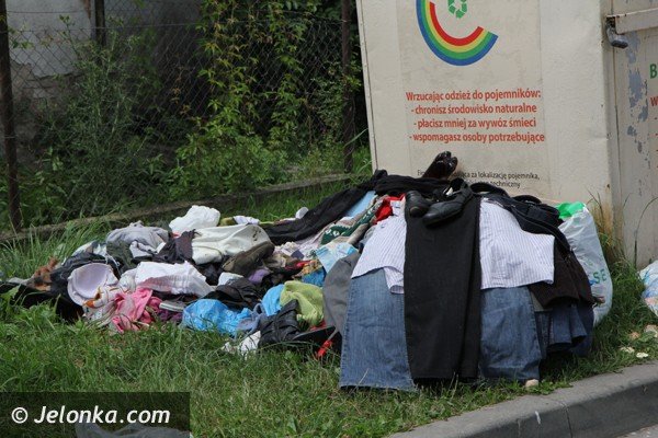 kontener-na-odziez-cay-w-ubraniach-i-odpadkach-foto-47474