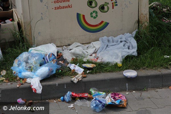 kontener-na-odziez-cay-w-ubraniach-i-odpadkach-foto-47474