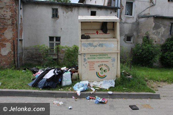 kontener-na-odziez-cay-w-ubraniach-i-odpadkach-foto-47474