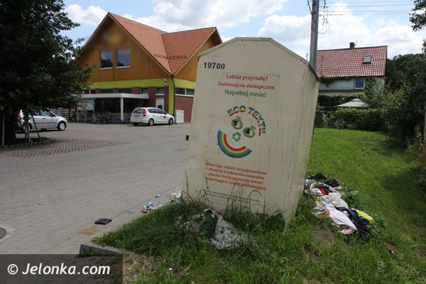 kontener-na-odziez-cay-w-ubraniach-i-odpadkach-foto-47474