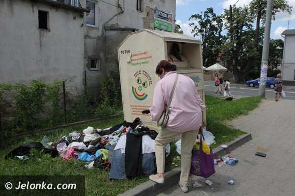 kontener-na-odziez-cay-w-ubraniach-i-odpadkach-foto-47474
