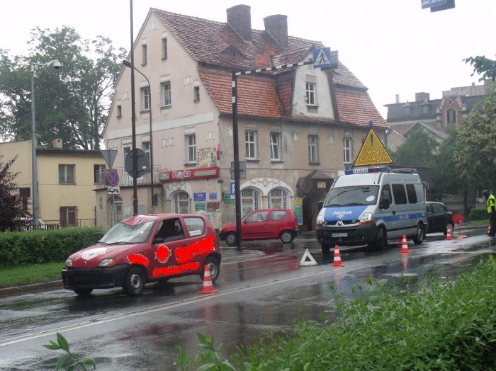 potracenie-pieszego-na-pasach-przy-sadzie-foto-47501