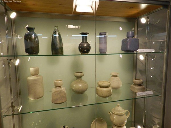 piekno-bolesawieckiej-ceramiki-w-muzeum-pod-sniezka-foto-47520