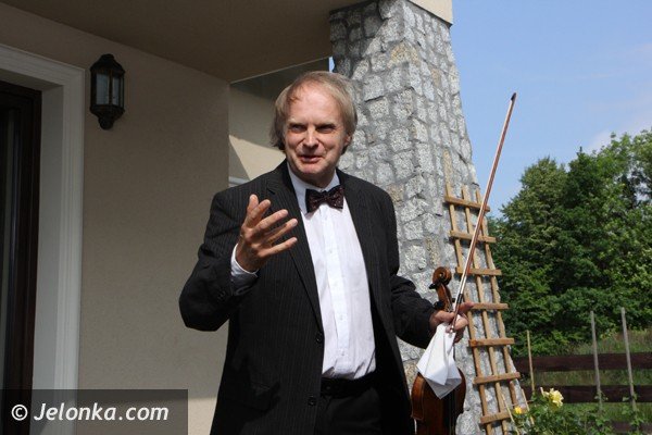na-muzycznej-farmie-gra-alexander-dubach-foto-47535