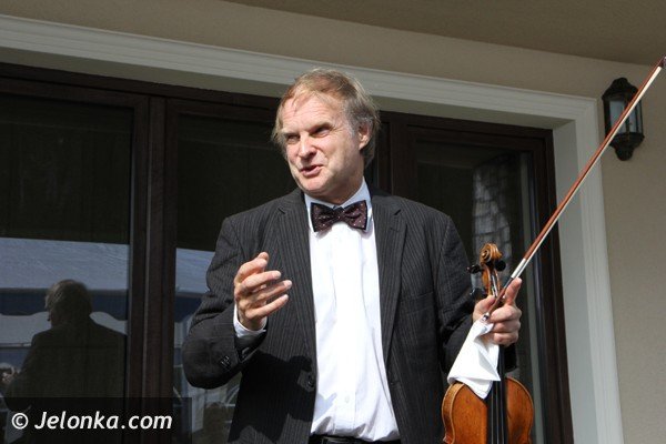 na-muzycznej-farmie-gra-alexander-dubach-foto-47535