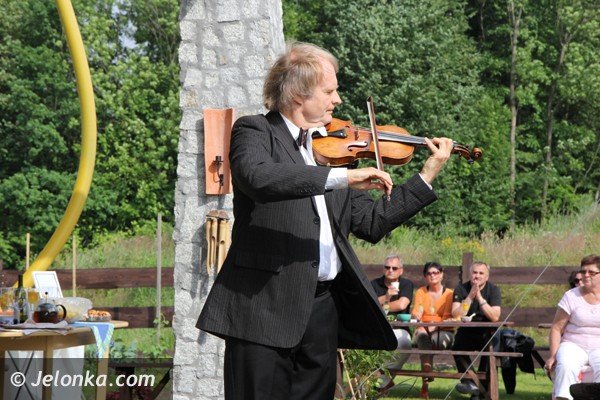 na-muzycznej-farmie-gra-alexander-dubach-foto-47535
