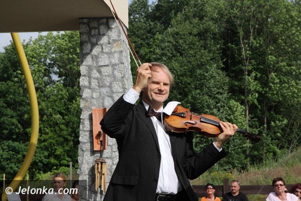 na-muzycznej-farmie-gra-alexander-dubach-foto-47535