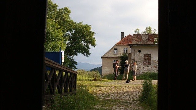 o-dworze-czarne-bedzie-ksiazka-i-film-foto-47565