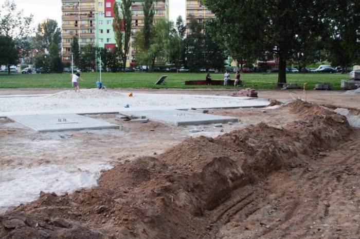 na-zabobrzu-powstaje-plac-rekreacji-dla-dzieci-i-dorosych-foto-47617