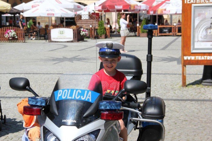 policja-w-akcji-na-placu-ratuszowym-foto-47662