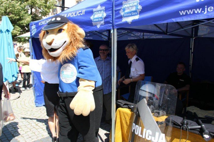 policja-w-akcji-na-placu-ratuszowym-foto-47662