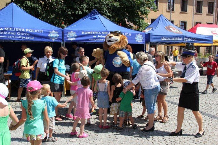 policja-w-akcji-na-placu-ratuszowym-foto-47662