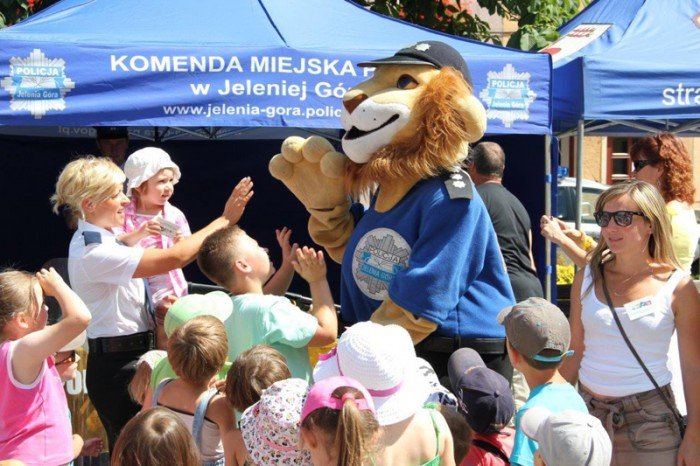 policja-w-akcji-na-placu-ratuszowym-foto-47662