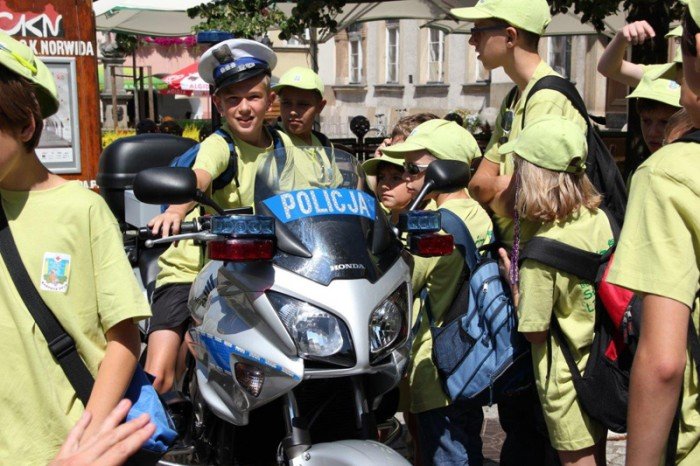 policja-w-akcji-na-placu-ratuszowym-foto-47662