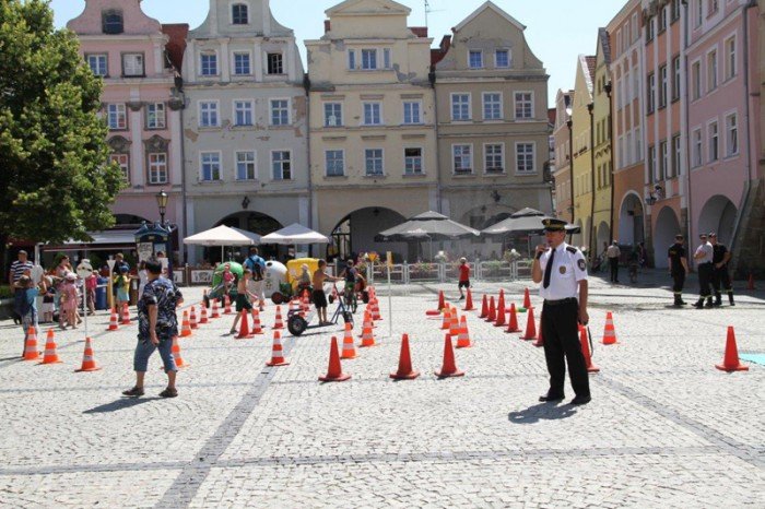 policja-w-akcji-na-placu-ratuszowym-foto-47662