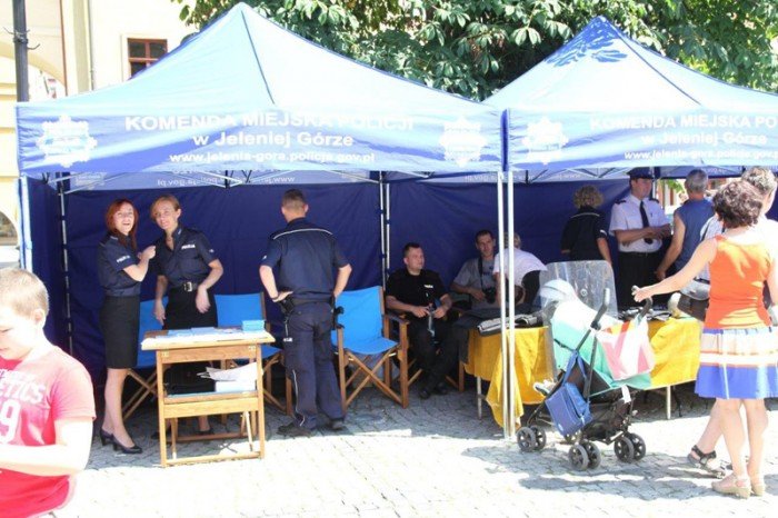 policja-w-akcji-na-placu-ratuszowym-foto-47662