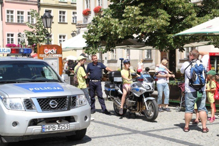 policja-w-akcji-na-placu-ratuszowym-foto-47662