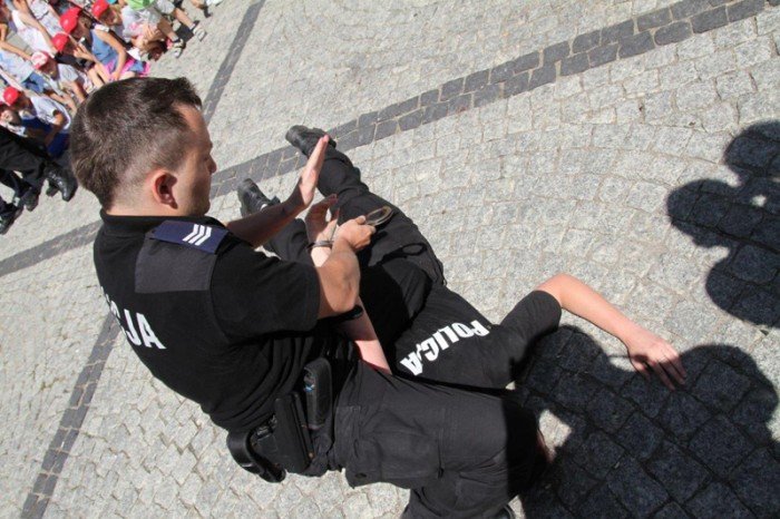 policja-w-akcji-na-placu-ratuszowym-foto-47662