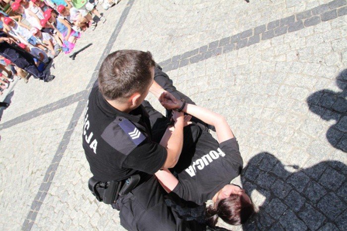 policja-w-akcji-na-placu-ratuszowym-foto-47662